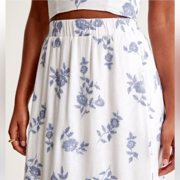 Abercrombie & Fitch Linen-Blend
Embroidered Tiered Maxi Skirt NWOT - Picture 5 of 9